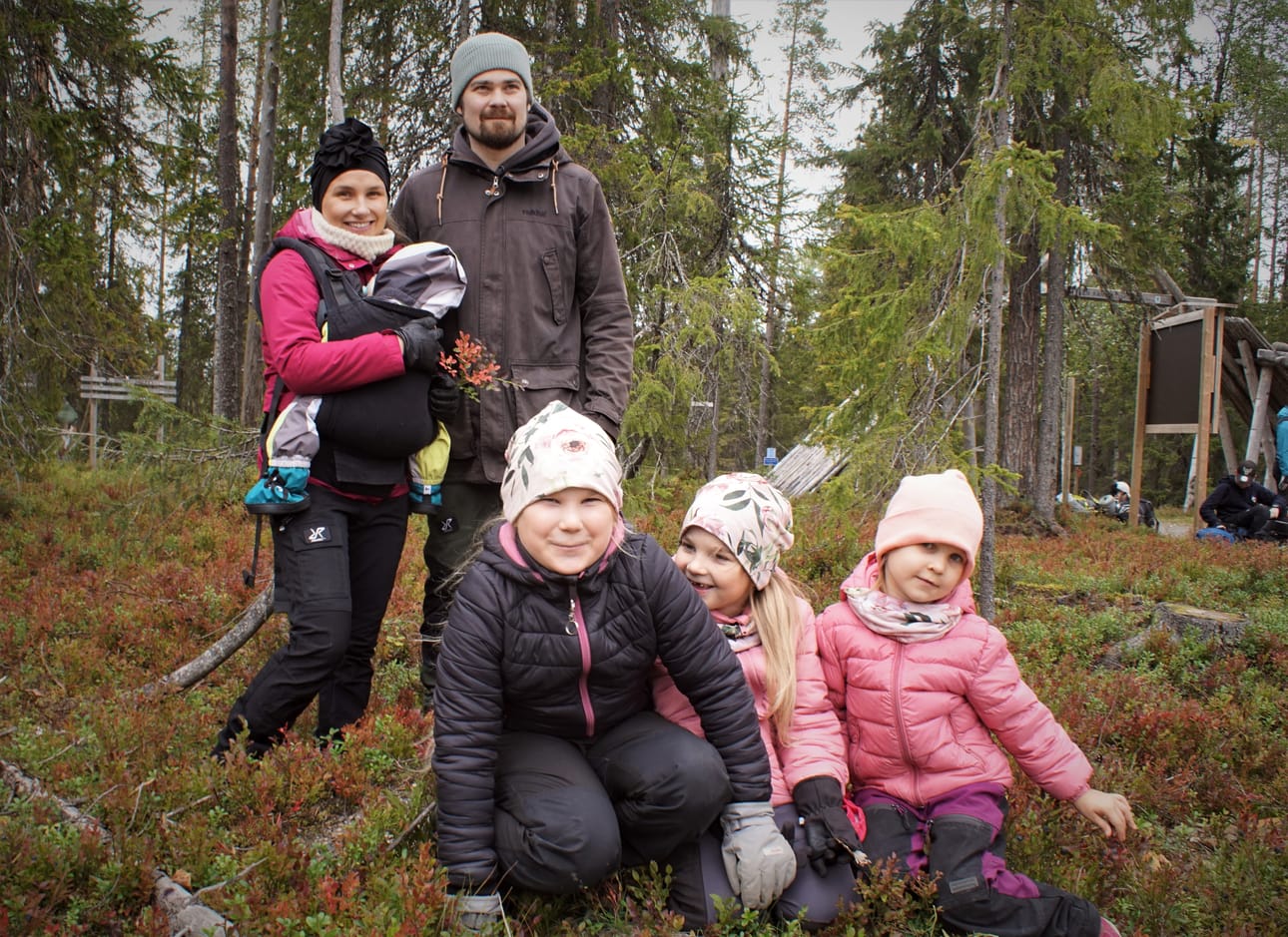 Susanne, Mika, Kiana, Minka, Kalla ja Kevin kiersivät Naavaparran polun ja söivät eväät Annintuvalla.