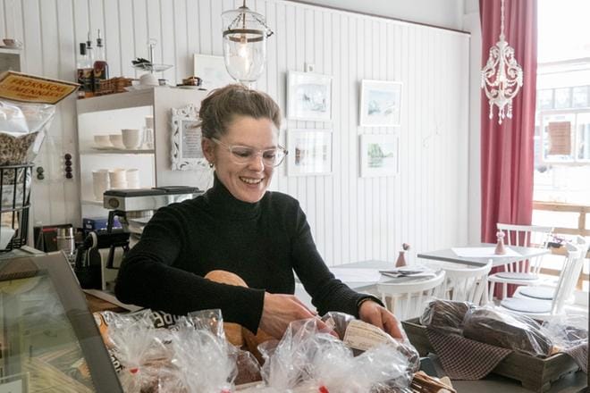 Annica Håkansin mukaan asiakkaat ovat iloisia pysäköintiuudistuksesta. KUVAT: MINNA ANTILA