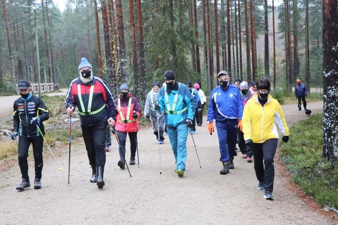 Apteekin liikunnalliset syntymäpäiväjuhlat keräsivät noin parikymmentä lenkkeilijää. Vetäjänä toimi Päivi Vallin ja vauhdittajana Juha Mieto. KUVAT: HENNA NEVALA
