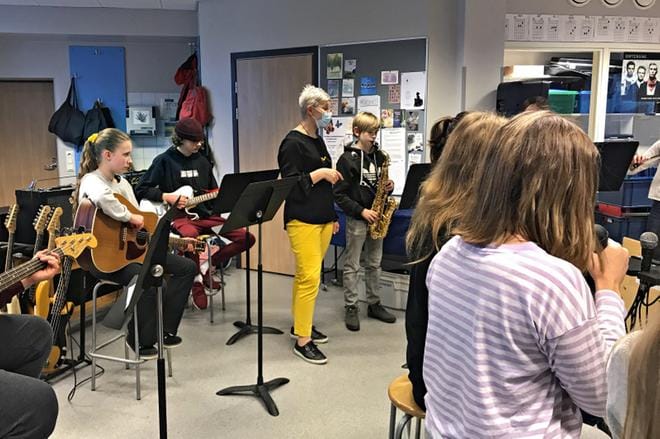 Seinäjoen lyseon musiikinopettaja Anni Luoma ohjaa oppilaiden joulukonserttiin valmistautumista. KUVA: JANNA NIEMI