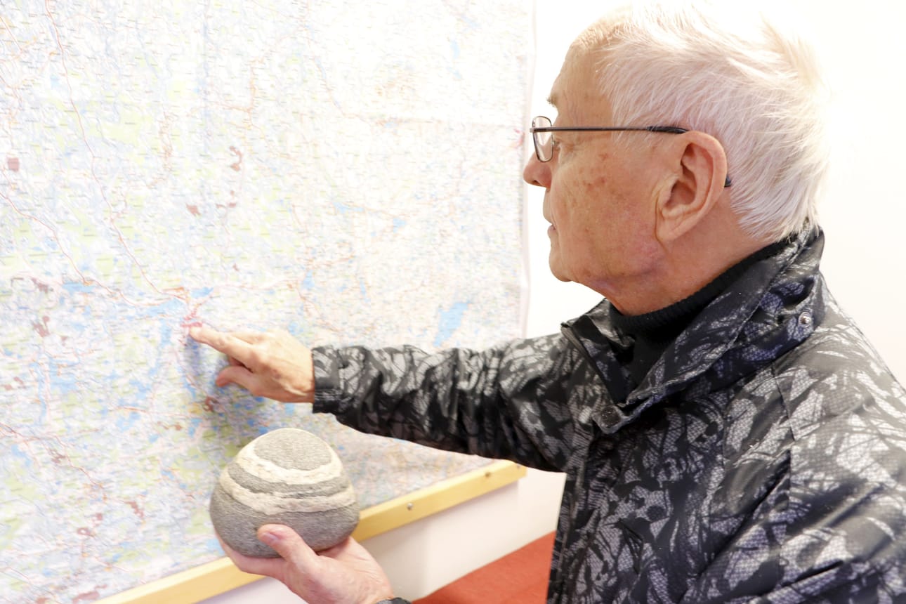 Nymanin Kaunon toimituksen ihmeteltäväksi tuoma kivi löytyi pari vuotta sitten irtonaisena Kurenalta asfaltoidun Puistotien varresta ojan pohjalta.