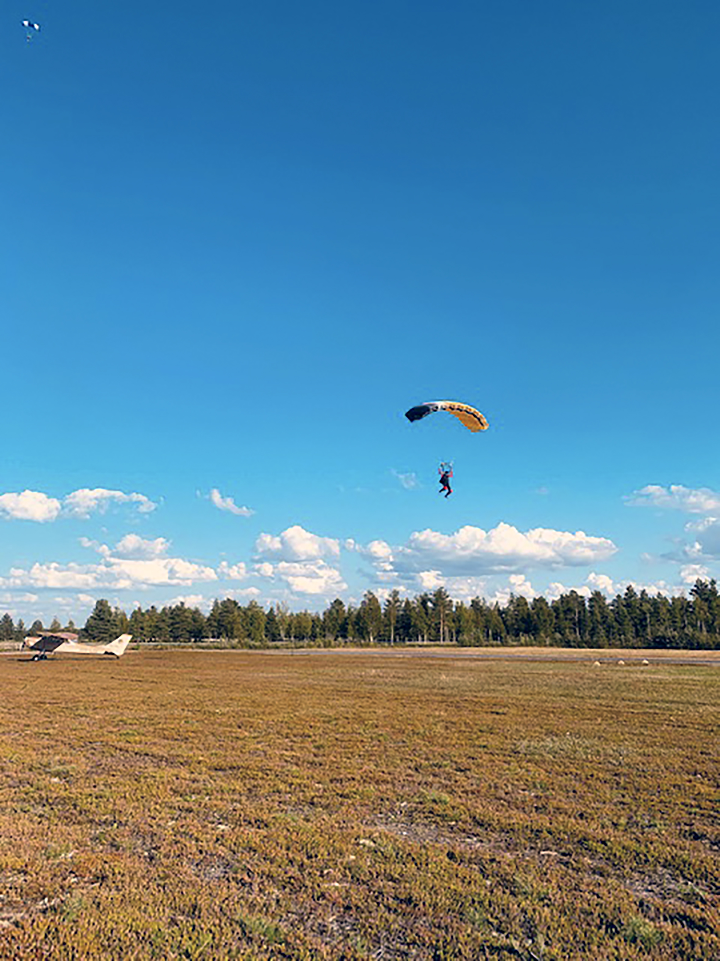 Yhdeksän laskuvarjohyppääjää testasi Pöllän kenttää jo perjantaina. Se havaittiin mainioksi.