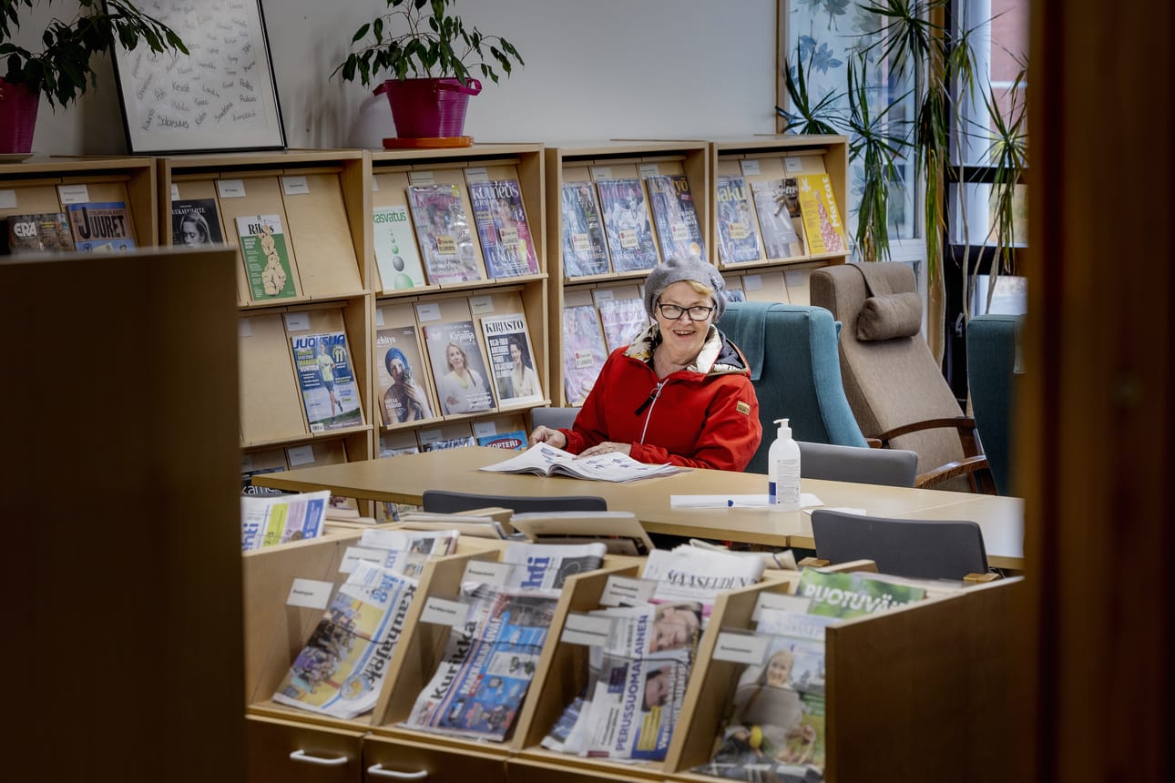 Marjatta Sillman käy päivittäin Kurikan pääkirjastossa lukemassa lehdet.