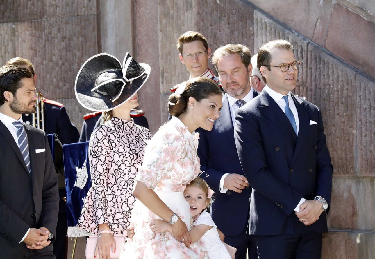 Prinsessa Estelle oli puettu sävy sävyyn äitinsä kanssa.