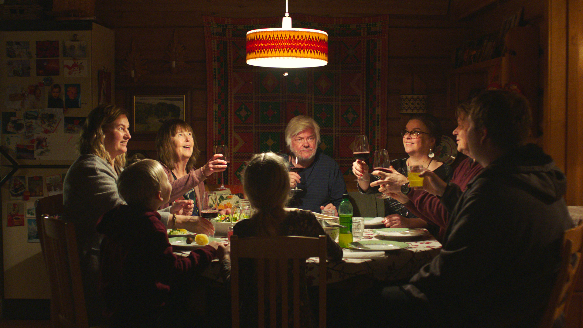 Traaginen ja koominen kättelevät hetkittäin hienosti ja osittain hieman hapuillen perhedynamiikkaa ruotivassa Mummola-elokuvassa