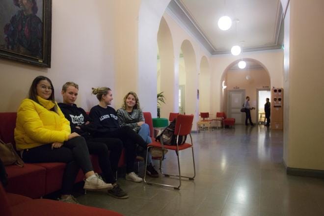 Elin Berg, Emil Ahlroos, Sofia Nordbäck ja Nathalie Koskinen pitävät koulustaan, mutta haluavat lopun seksuaaliselle häirinnälle. KUVAT: MINNA ANTILA