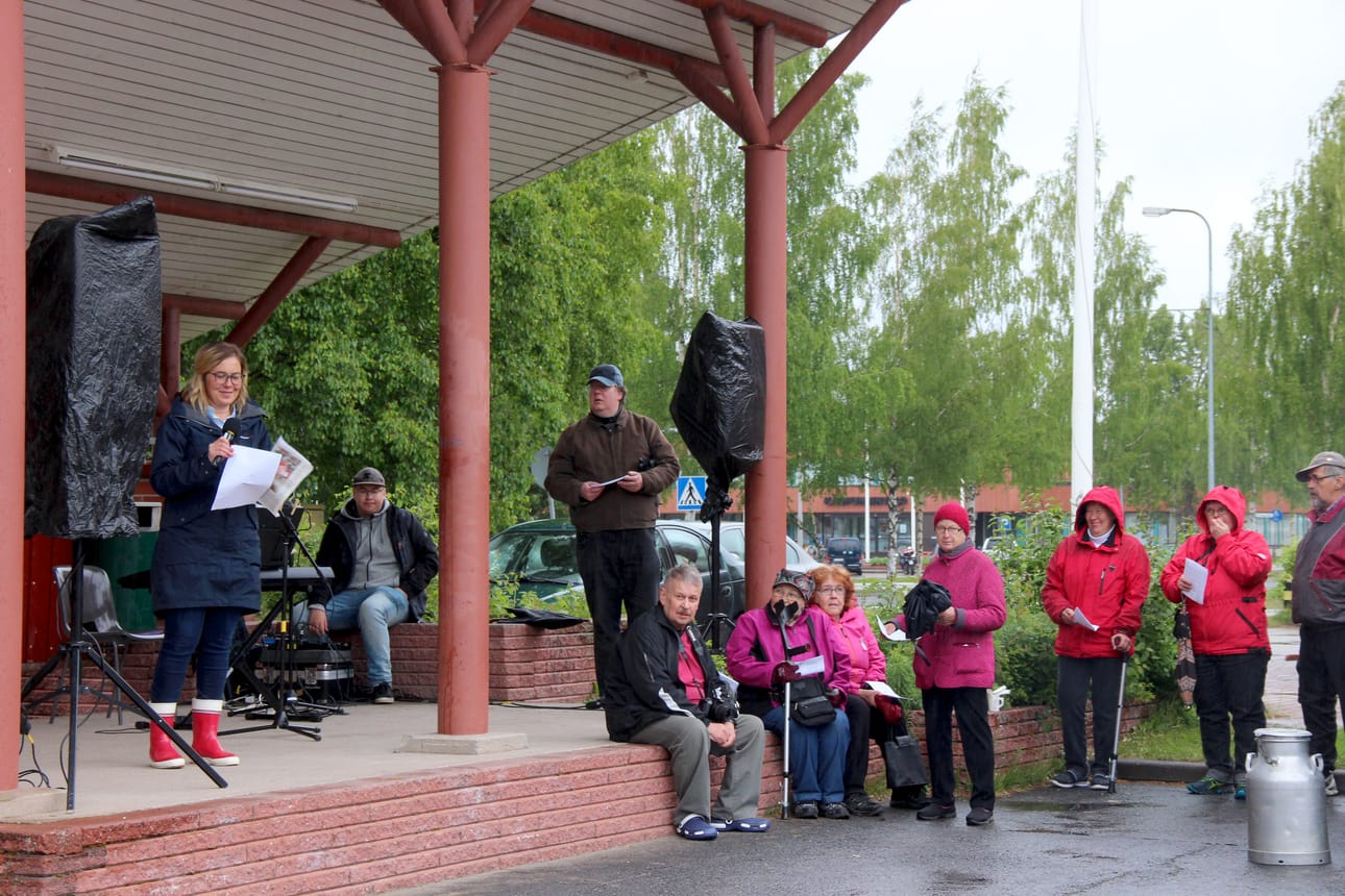 Kaupunginvaltuuston puheenjohtaja Mari Kälkäjä puhui elinvoiman säilyttämisestä. Torit ovat siihen oivia paikkoja.