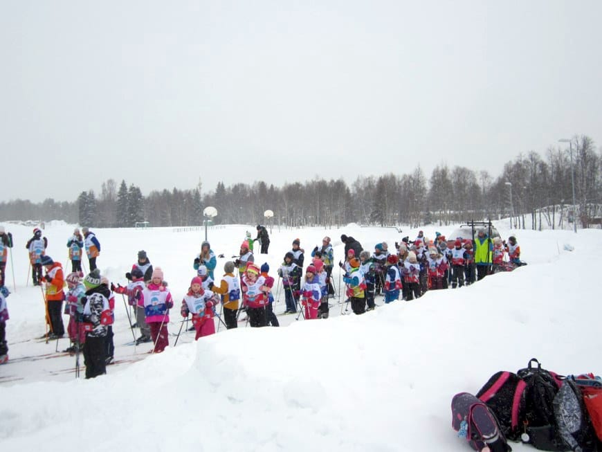 Lumilajikoululaisia lähdössä.