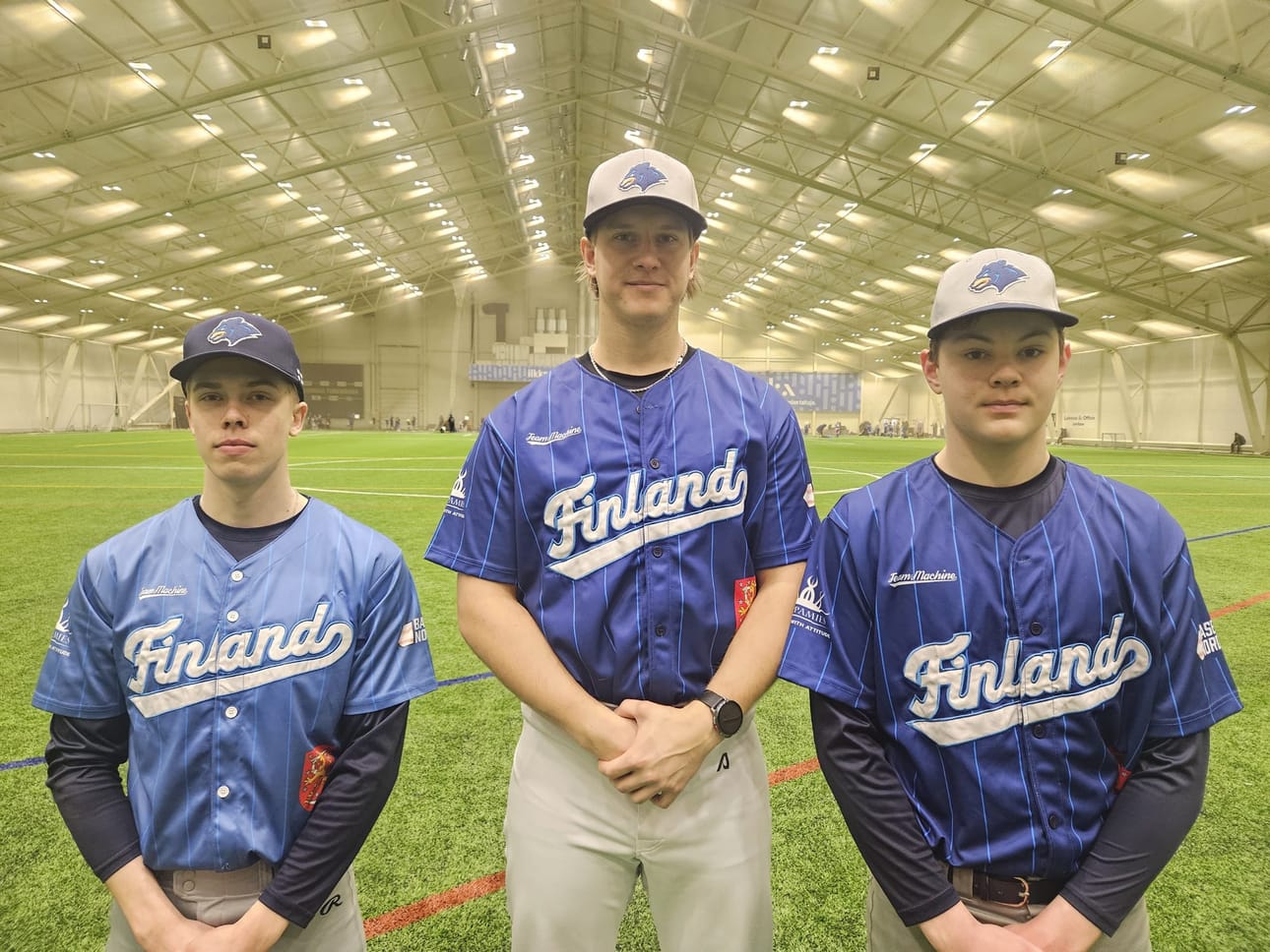 Miesten maajoukkueeseen on valittu Otava Peltokangas (vas.) ja Kasper Karvonen (oik.). Heidän keskellä on Konsta Kurikka, joka on ensimmäinen pesäpallotaustainen pelaaja Pohjois-Amerikan baseballin ammattilaissarjoissa.