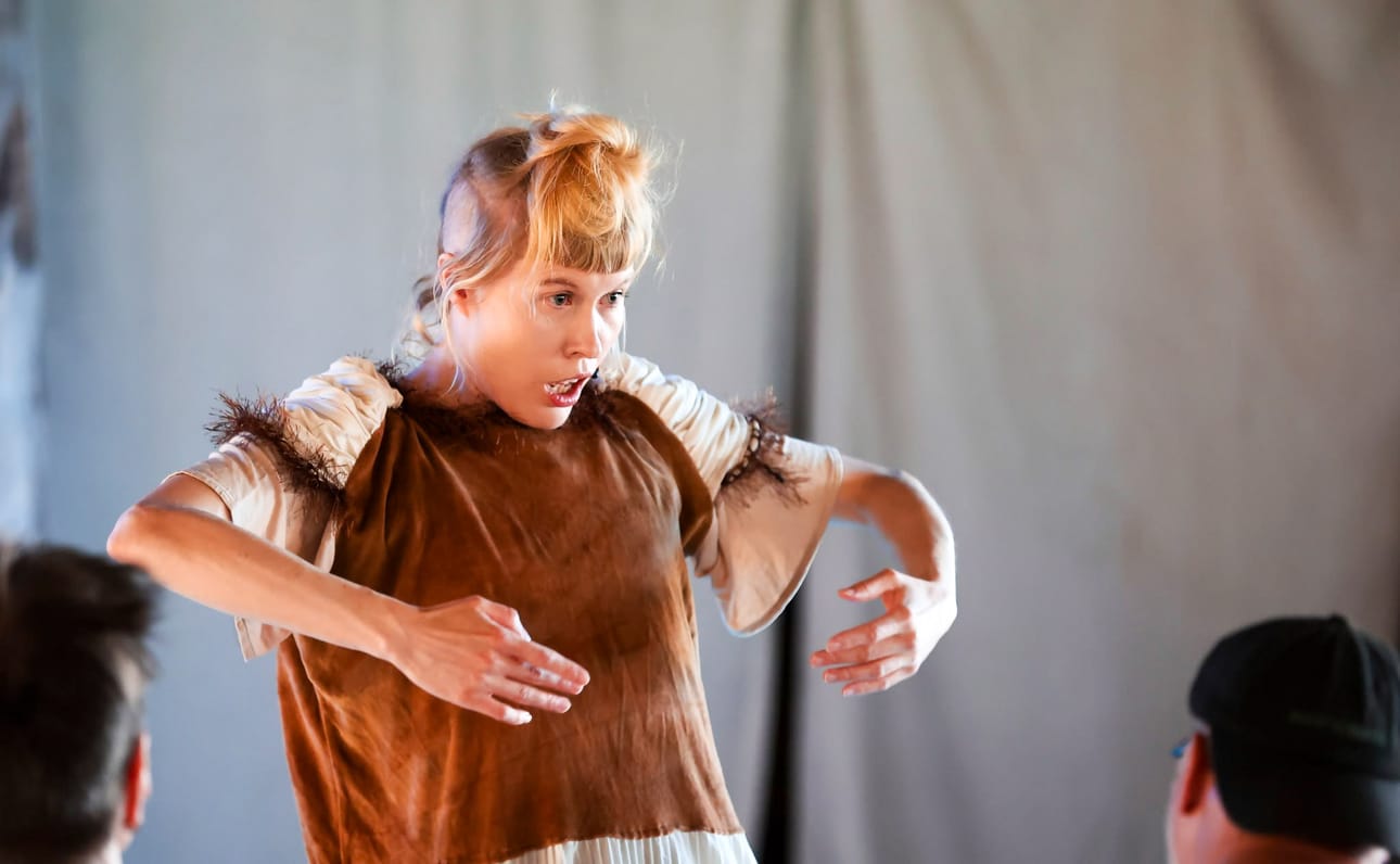 Tanssija ja teatterintekijä Oona Jama tulkitsi isänsä Matti Jaman runoja koko kehollaan. Tule minun kanssani -teos nousi Pienen runofestivaalin huippukohdaksi.