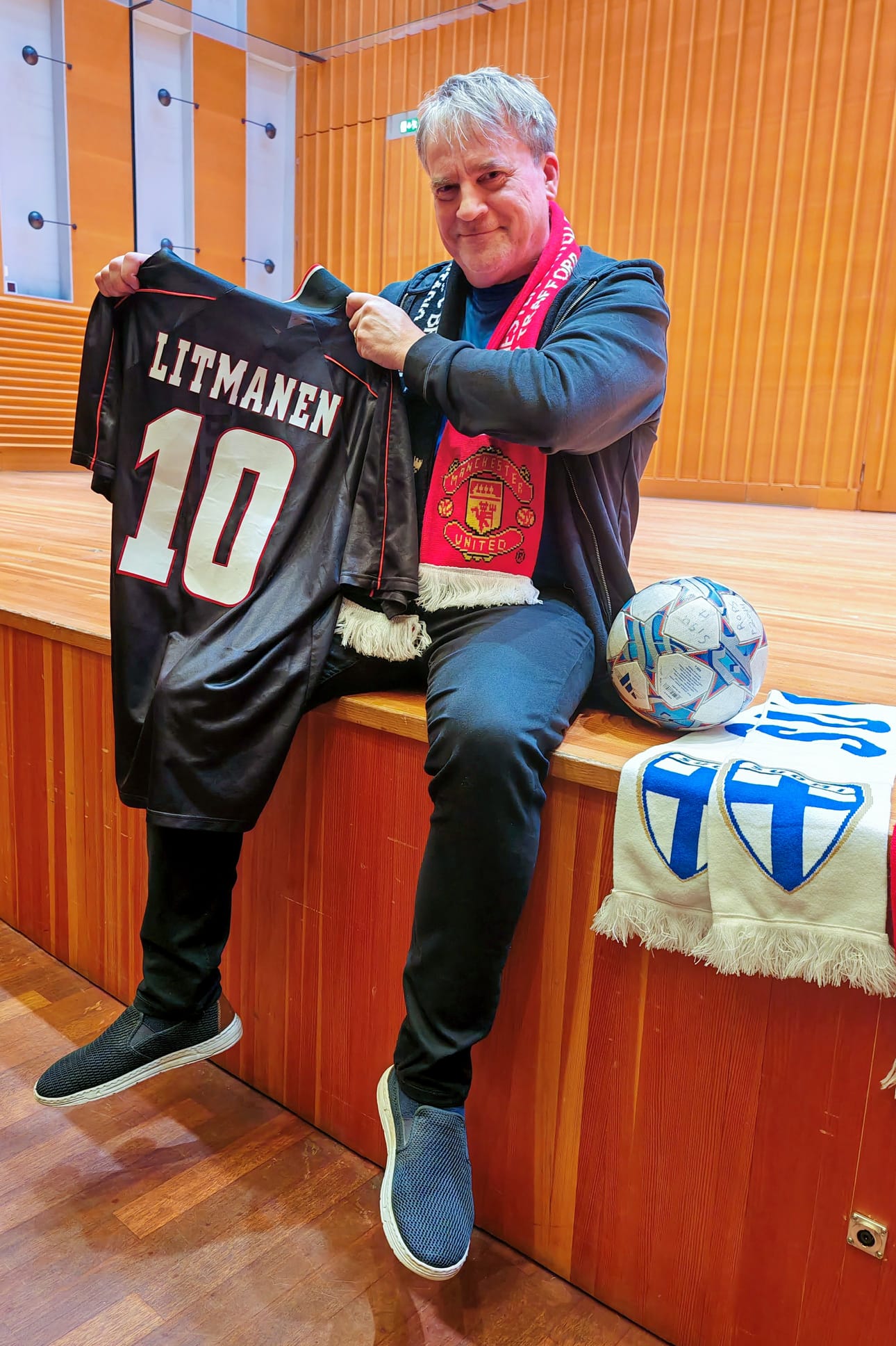 Jari Litmanen, Manchester United ja Suomen miesten jalkapallomaajoukkue Huuhkajat ovat Lapin kamariorkesterin johtajalle John Storgårdsille fanituksen kohteita.