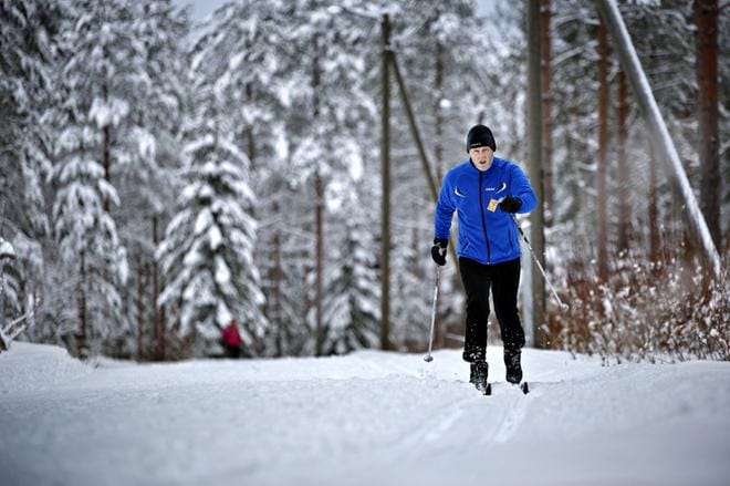 Tapani Sukuvaara sivakoi perinteisellä tyylillä yli parinkympin lenkkiään Tanelinrannan laduilla. KUVA: TOMI KOSONEN