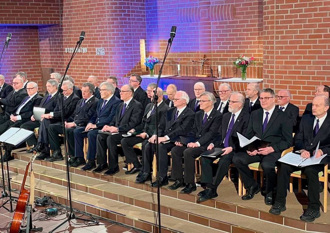 Viestiveljet on yli 30 vuotta toiminut yksiääninen mieskuoro. Kuva on Hervannan kirkkokonsertista helmikuulta.