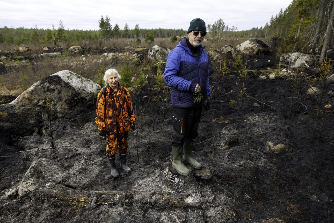 Rune Mitts ja Karita Byholm tulivat tutkimaan palopaikkaa.