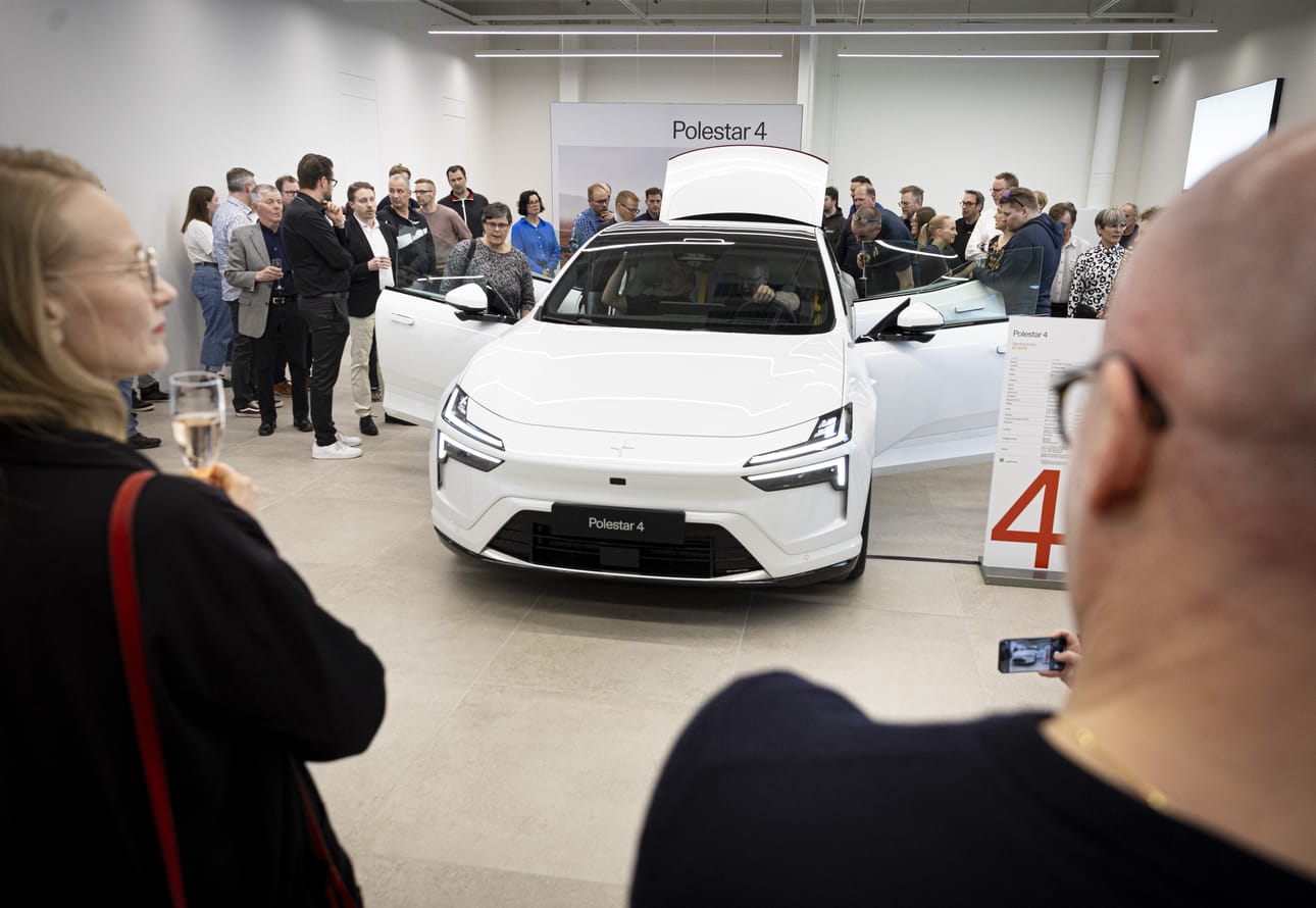 Ruotsalainen sähköautovalmistaja Polestar avasi tiistaina Ouluun näyttelytilan. Avajaisvieraat tutustuivat merkin uuteen malliin kiinnostuneina.