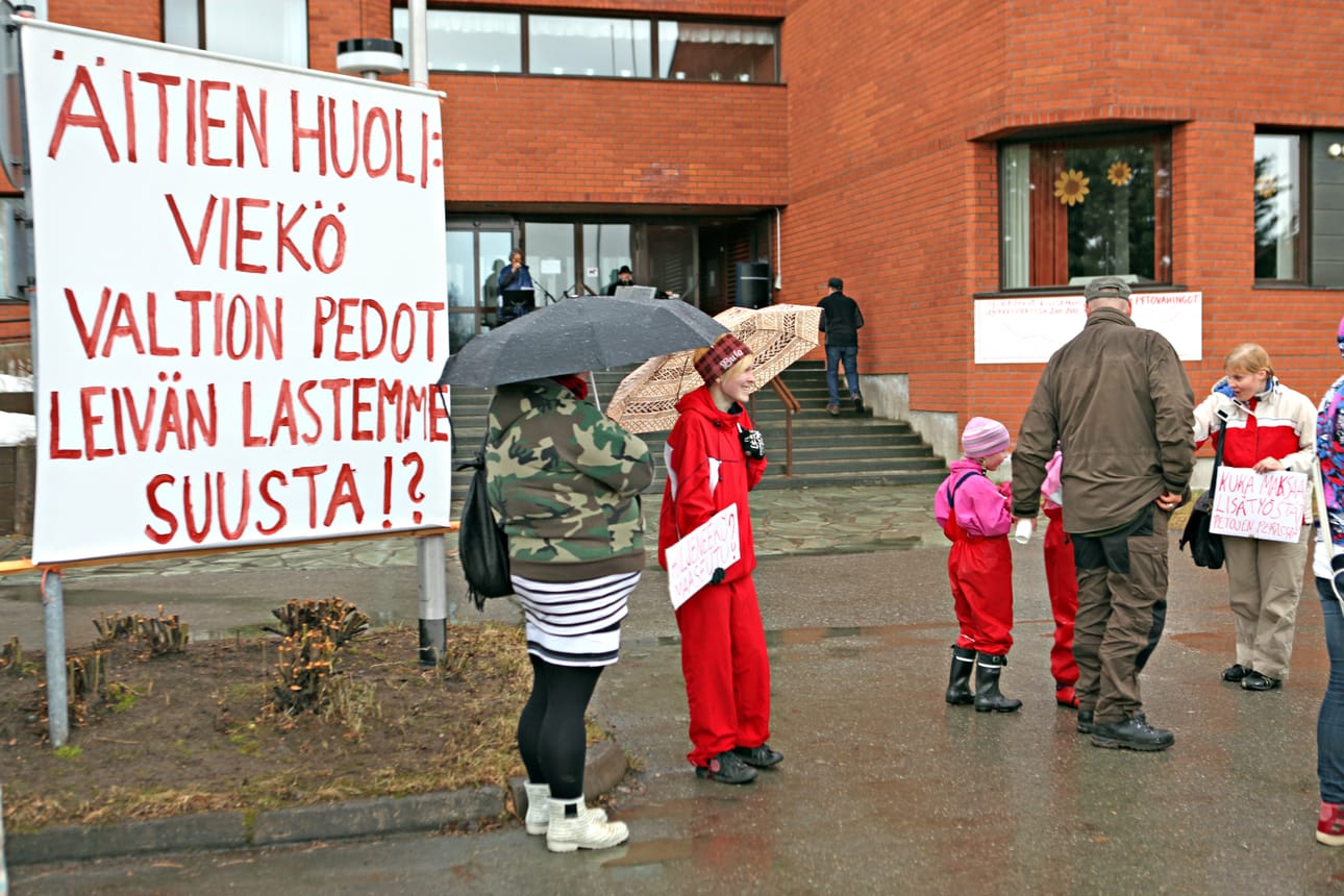 Poroperheet lähtivät sankoin joukoin liikkeelle Kuusamossa. Mielenilmauksessa pääosassa olivat naiset, jotka olivat huolissaan elinkeinostaan ja elämäntavastaan.