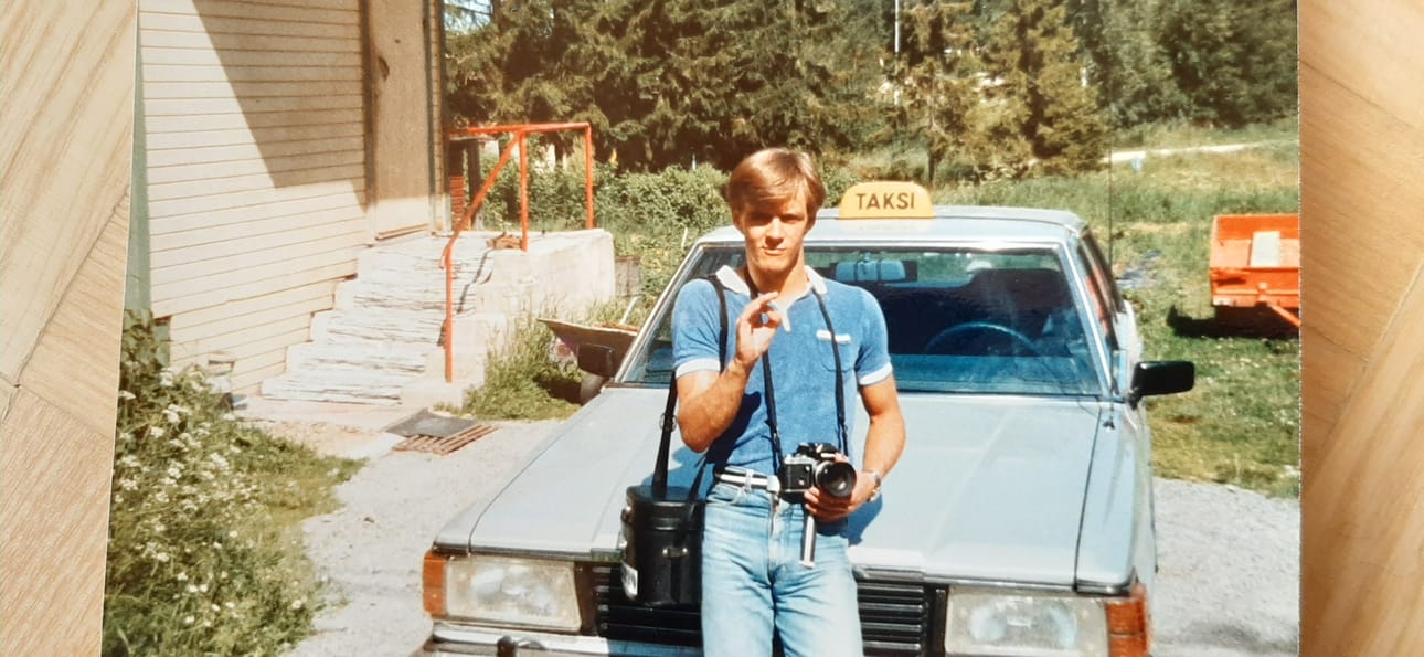-Tämä kuva napattiin Merijärven kotipihalla, kun olin lähdössä keikalle, Ilmo Salmela kertoo Liitto-lehden kesätoimittajasta napatusta valokuvasta.