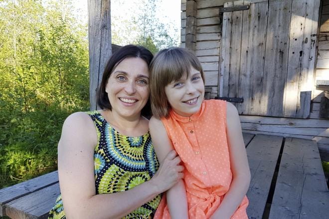 Äiti ja tytär Alina ja Kati Keski-Mäenpää ovat kirjoittaneet yhdessä LukuVarkaus-kirjallispalkinnon voitosta kisaavan Varastettu vaivaisakka -kirjan.
