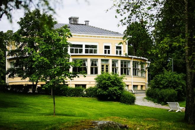 Hietalahden villan puistoon tulee kesäkuussa kaksipäiväinen festivaali. Festivaalialue on kuitenkin rakennuksen etupuolella, ettei arvokas puistomiljöö kärsi. KUVA: TIMO ANNAPALO