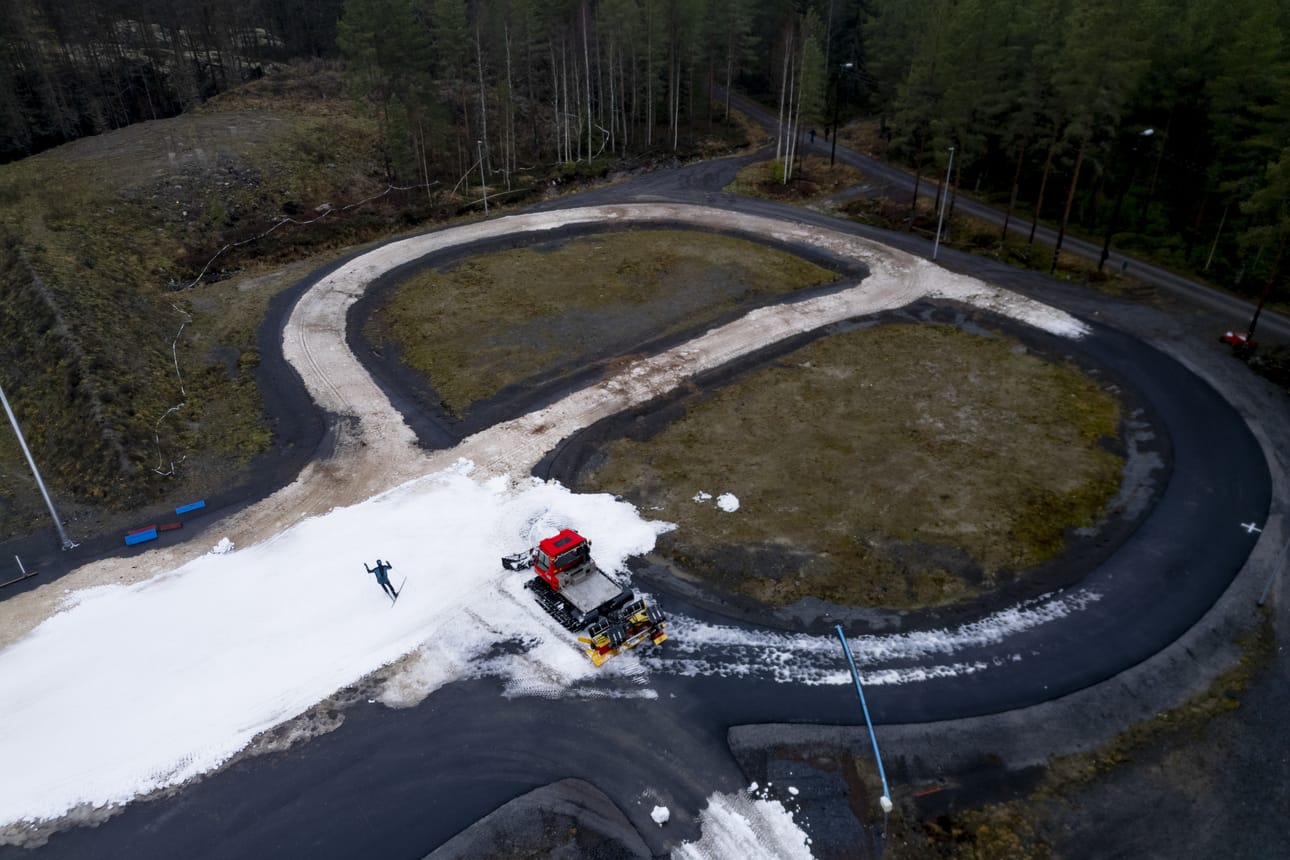 Joupiskan ensilumen latu on kärsinyt pahoin vesisateessa ja plus-kelissä. Yksi innokas hiihtäjä kuitenkin osui kuvaajan kameran etsimeen keskiviikkona.