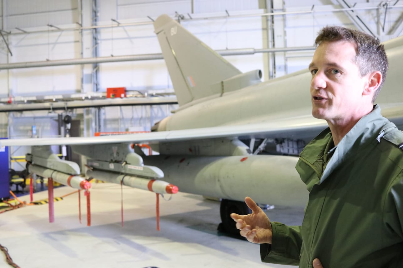 RAF:n everstiluutnantti Billy Cooper esittelee Typhoon-hävittäjän aseistusta ja teknistä varustusta. Typhoon-pilottina Cooper on tunnistanut Itämerellä venäläisiä sotilaskoneita.