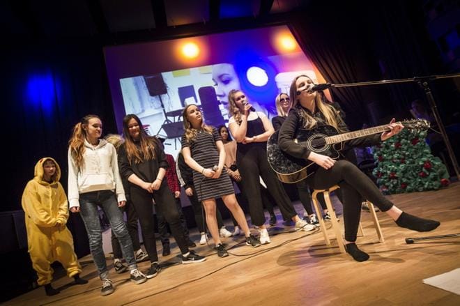 Vöyrinkaupungin koulun 9M-luokan Pauli-musikaalissa esitetään myös oppilaiden oma sävellys Kaikista on mihin vaan. Biisiin on tehty myös taustavideo. Etualalla Pauli (Tinja Syväluoma) ja taustakuoro eturivissä Aurora ”Pikachu” Vertanen, Amanda ”tanssija” Backholm, Nea ”lämppäri” Hirvonen, Ninja ”tuottaja” Kuutti ja Reetta ”stylisti” Berg. Takarivissä Nora ”0100100” Lindfors ja Vilhelmiina ”turvamies” Laakkonen.