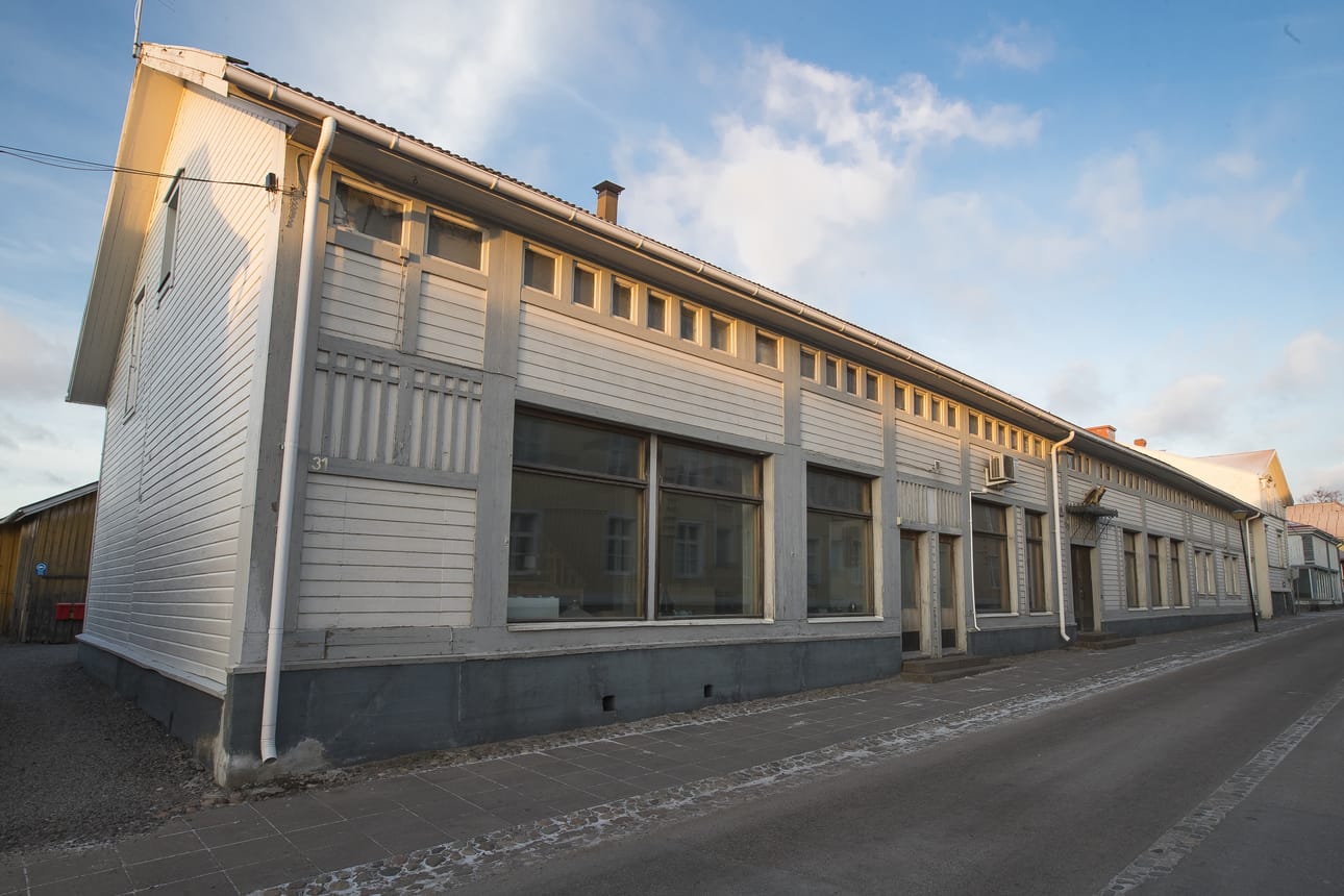 Tiistaina 11. joulukuuta kalenteri-ikkuna löytyy Kauppakadulta Raahen wanhan apteekin ikkunasta, jonka koristelusta vastaa Raahen Matkailuoppaat ry.