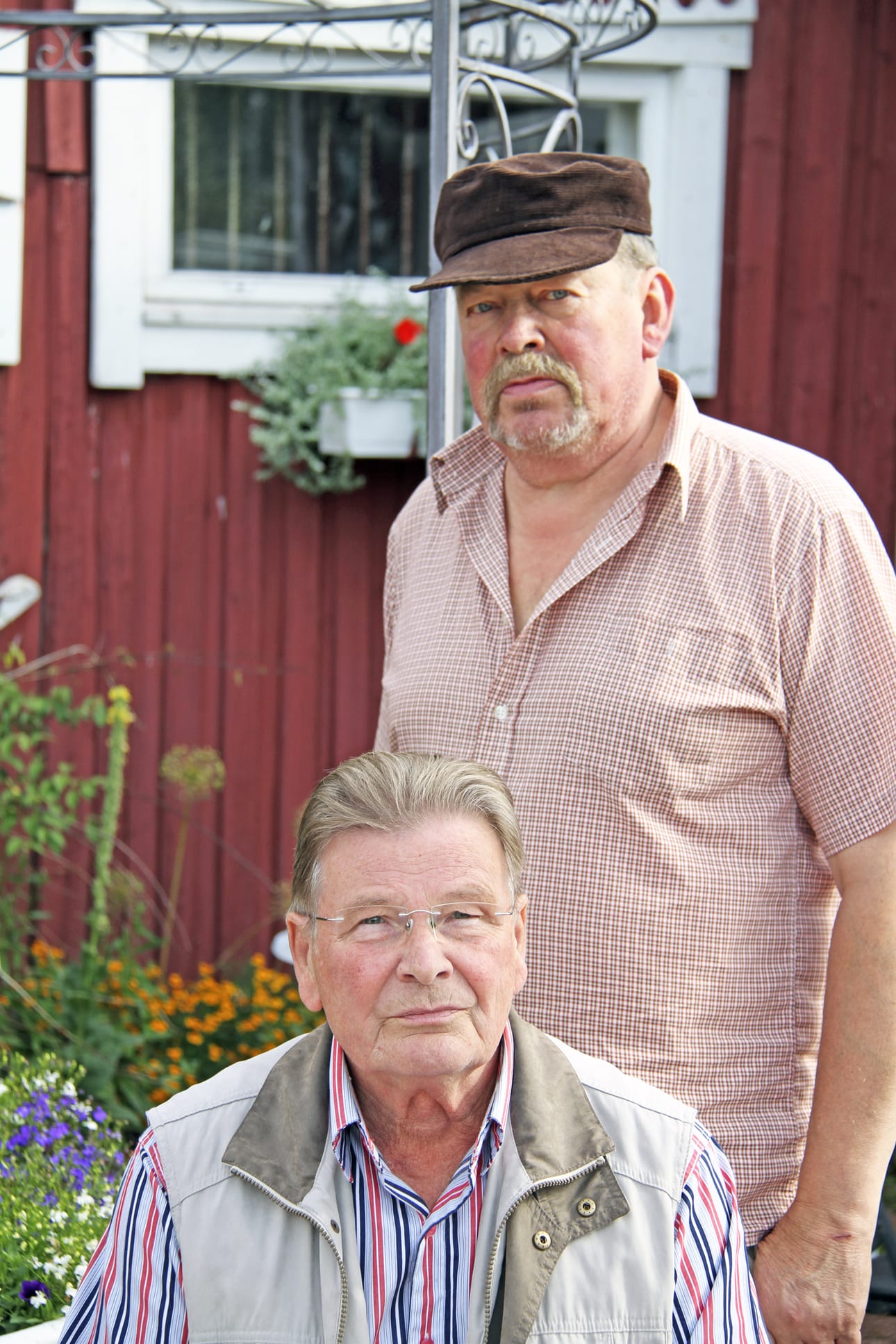 Väinö Latvakoski (edessä) ja Veijo Vartiainen ovat tehneet pitkiä päiviä Escurialissa kolmenkymmenen vuoden ajan, työtä pelkäämättä.