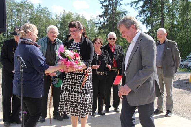 – Kiitos Kauhava-Seuralle ja kaupungille nimityksestä, kiitti 20. Ruma Vallesmanni Kirsti Karppinen. Hänet ”puukottivat” kaupungin kulttuuriohjaaja Maria Kuikka ja seuran puheenjohtaja Seppo Ruotsala 15.6. Kauhavan Nuorisoseuralla. KUVAT: MIA KÄRKKÄINEN