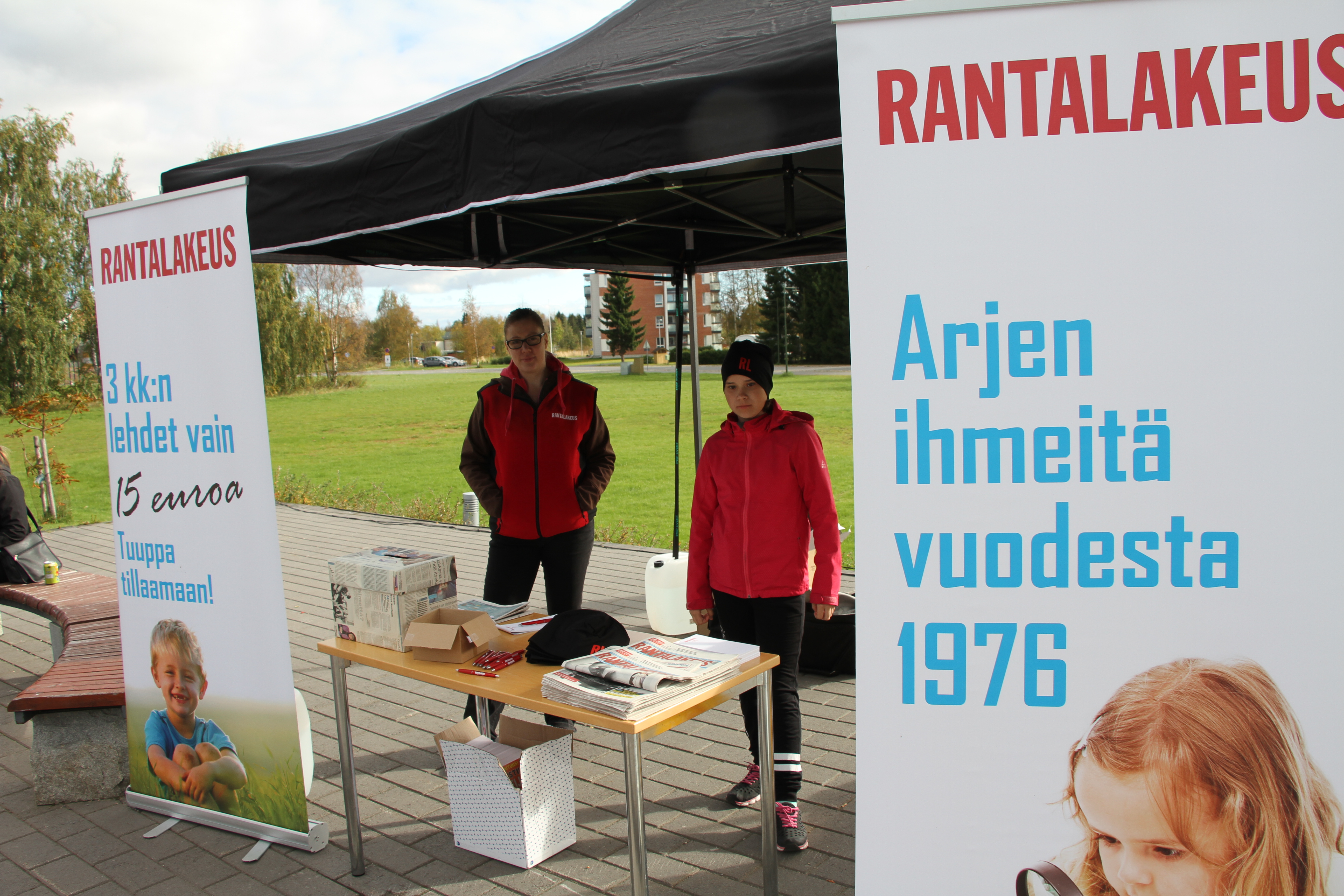 Rantalakeuden teltalla Janika Halonen ja Emmi Niskanen.