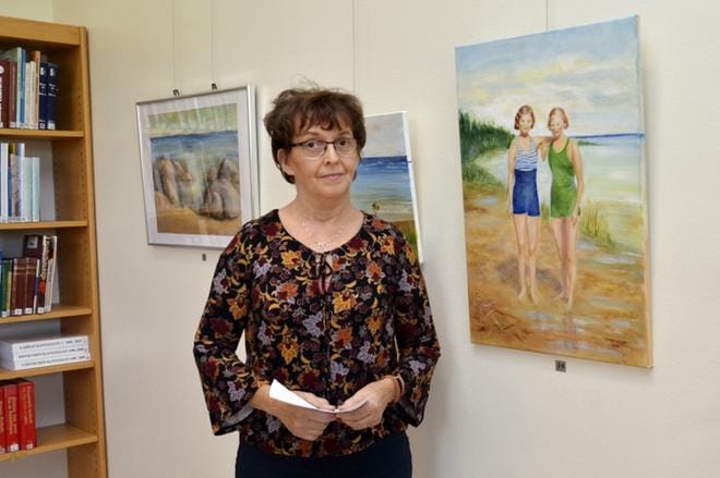 Tuija Matintuvan teos pohjautuu mustavalkokuvaan, jossa hänen tätinsä ystävänsä kanssa on Lappajärven rannalla Alasepässä 1920-luvun lopussa. Kannen vinkkikuvassa Sanna Heikkilän työ. KUVA: MARKKU TURPELA