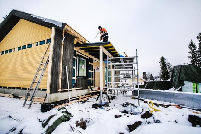 Majantiellä käynnissä olevalle rakennustyömaalle valmistuu 110-neliöinen omakotitalo. Aikainen lumipeite vaikeuttaa katon tekemistä. Ruoteiden päällä on pieni jääkerros. KUVA: KRISTA LUOMA