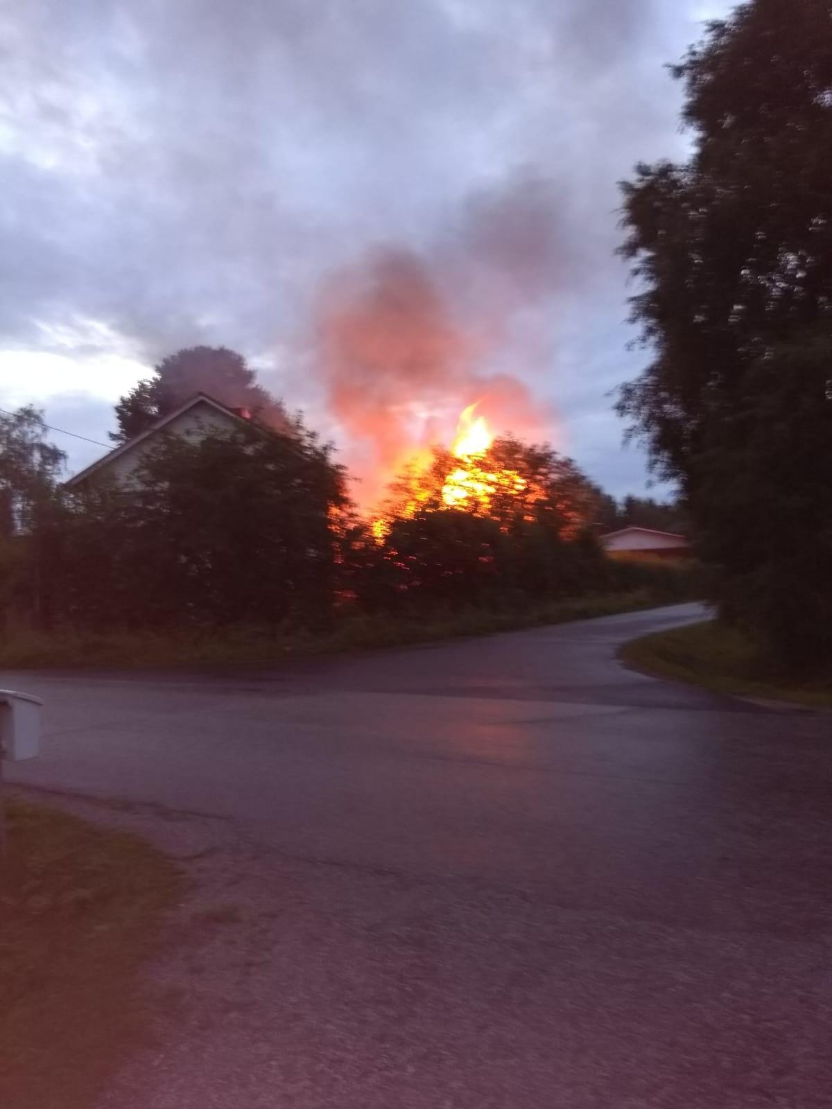 Lukijan lähettämästä kuvasta näkyy, kuinka talo oli ilmiliekeissä ennen pelastuslaitoksen saapumista paikalle.