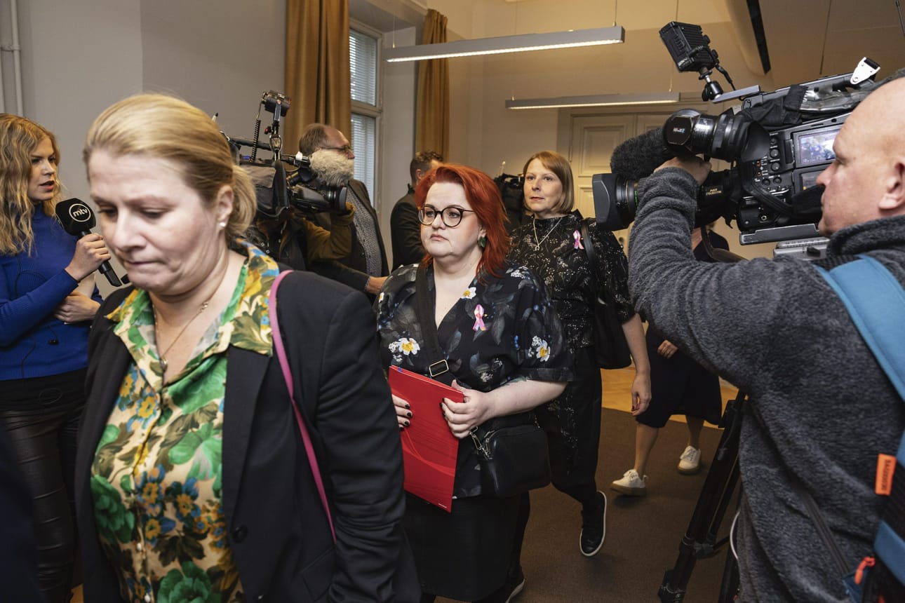 Tehyn puheenjohtaja Millariikka Rytkönen (kesk.) ja KT:n neuvottelupäällikkö Henrika Nybondas-Kangas (vas.) saapuivat valtakunnansovittelijan toimistolle. LEHTIKUVA / Roni Rekomaa