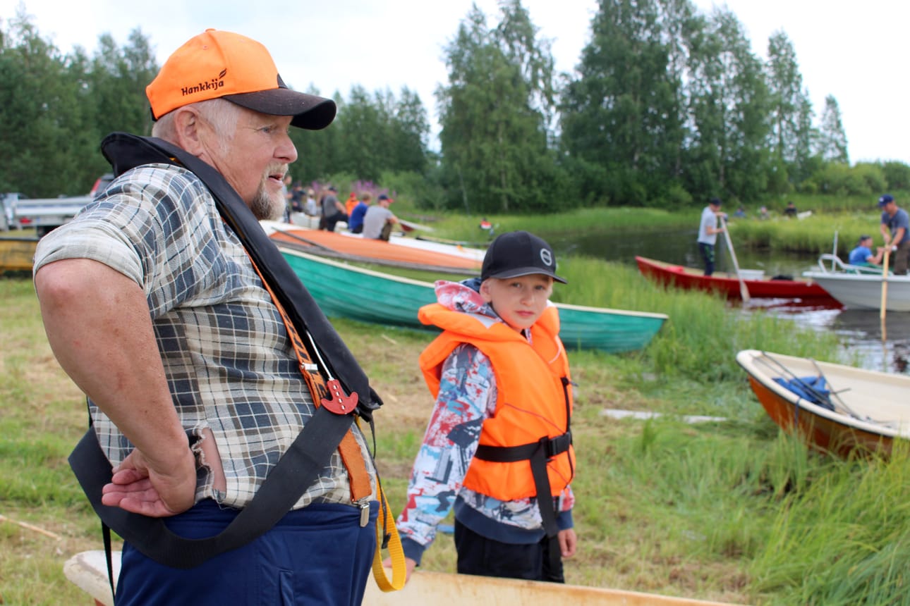 Saviselissä asuva Ilmari Manninen lähti kalalle lapsenlapsensa Väinö Vähäahon kanssa. Ilmari kehui Vähä-Lamujärvestä nousevan kalaa niin, ettei kaikkia ahvenia ehdi itse syödä.