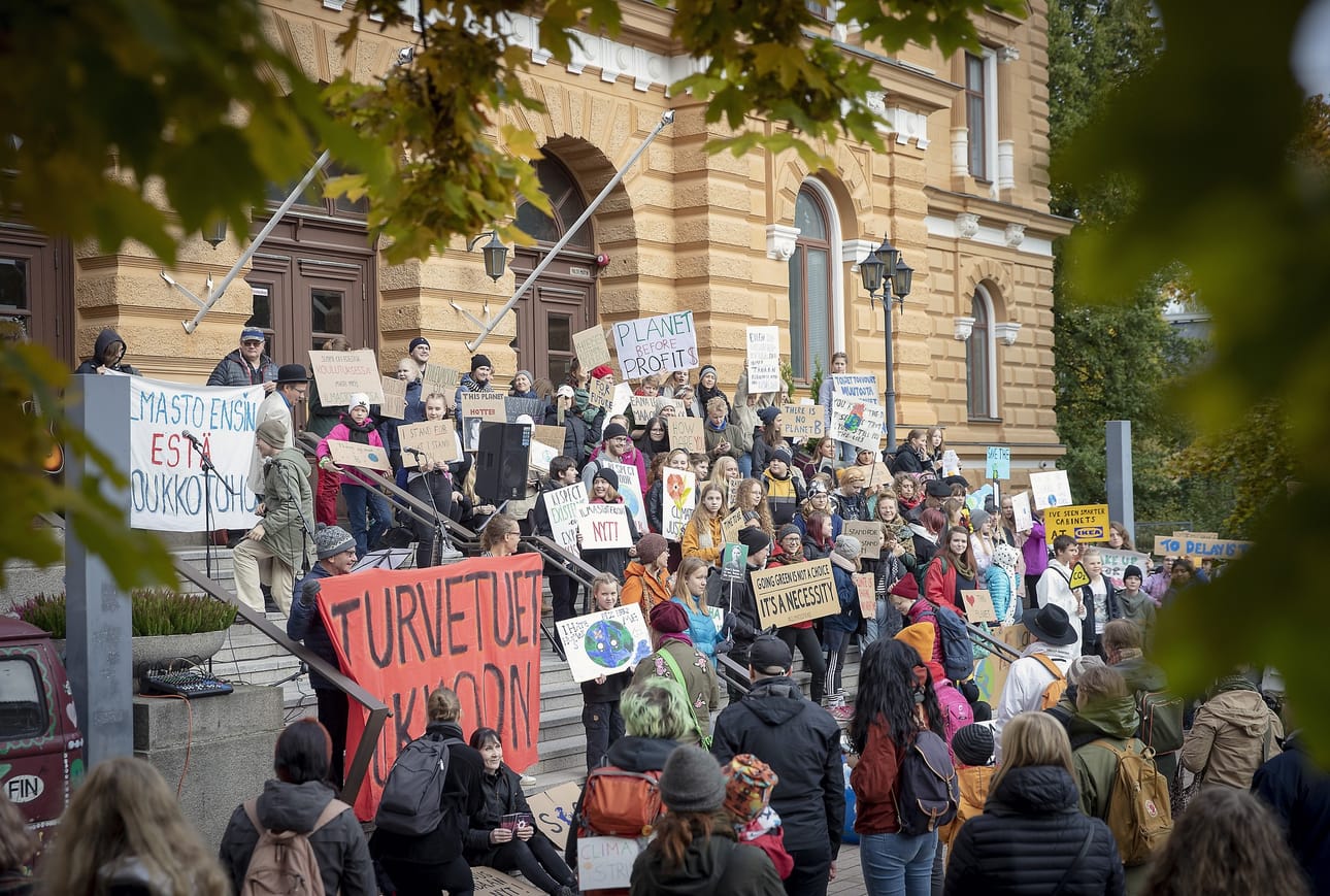Kansainvälinen ilmastolakko keräsi Oulun kaupungintalolle arviolta 300 ihmistä, pääosin lapsia ja nuoria. Aamukymmeneltä alkaneen tapahtuman osallistujamäärä kasvoi koko ajan kellon lähestyessä yhtätoista.