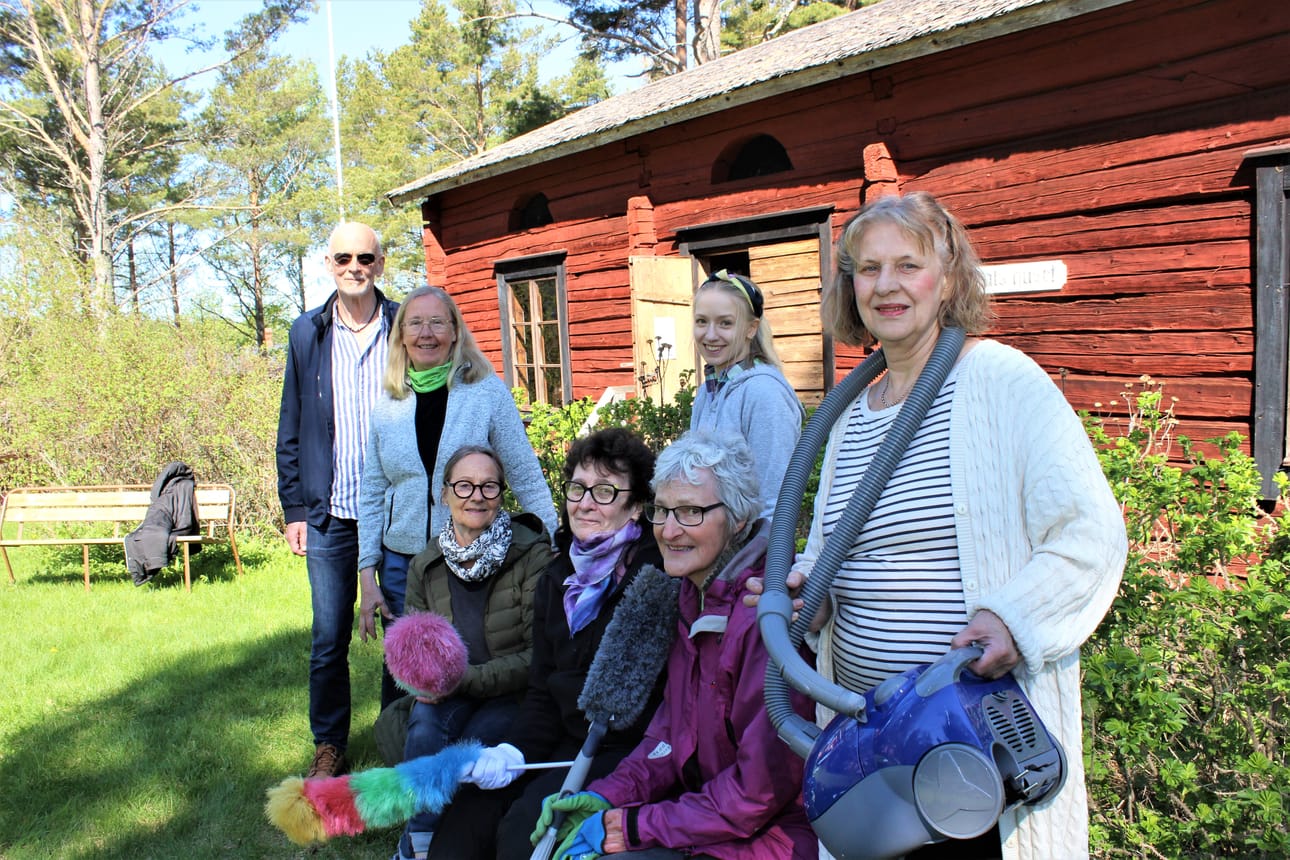 Ulf Grindgärds ja Harriet Lindelöf-Sahl ottavat vetovastuun Kiilistä tänä kesänä. Talkoissa olivat Lise-lotte Appel-Storsjö, Kaarina Aittamäki, Antonia Ingves (takana), Vivi-Ann Långvik ja Annika Martikainen.