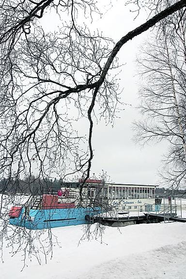 Oulujoella Turkansaareen liikennöinyt Sympaatti-laiva on nyt myynnissä.