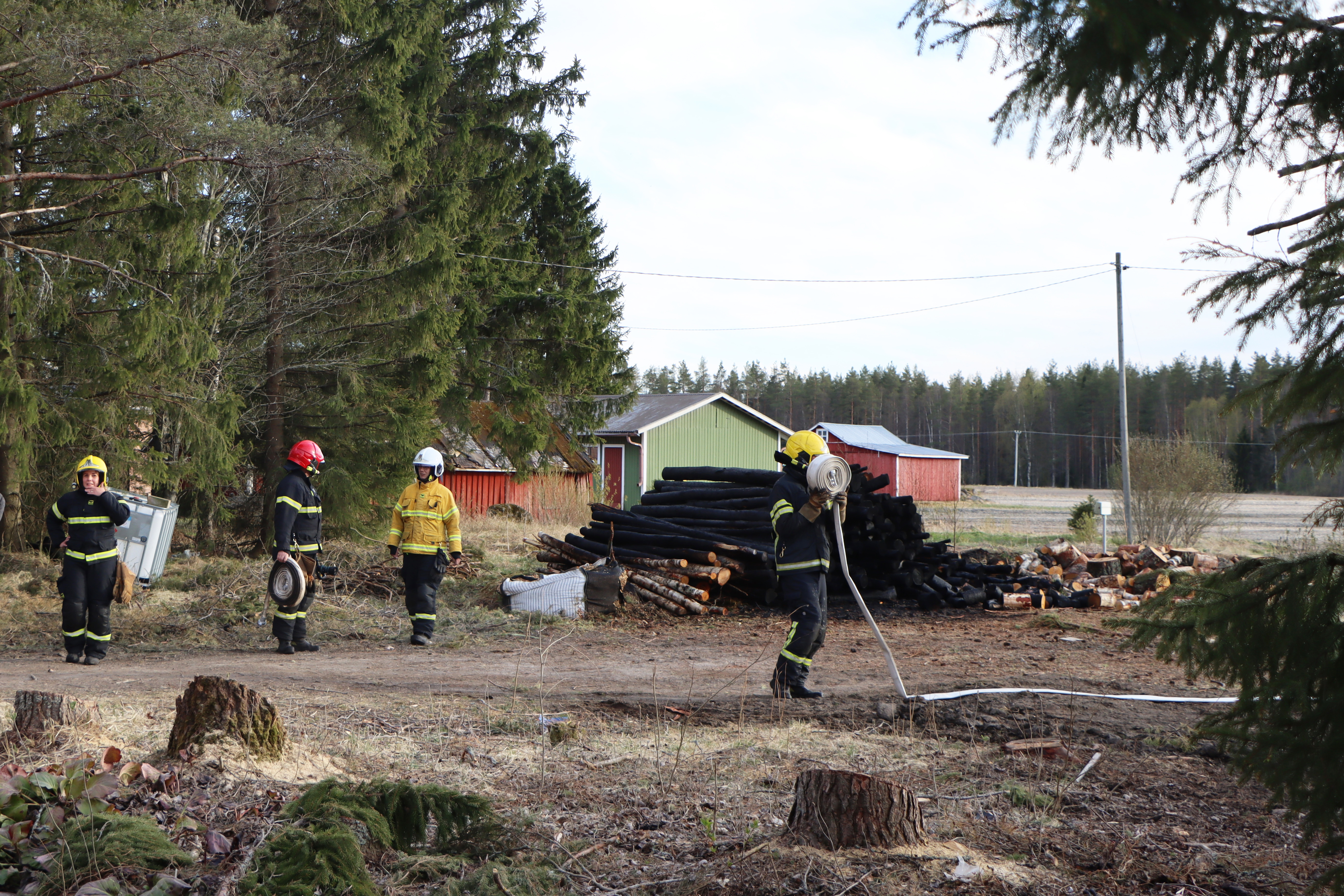Maastopalo uhkasi Sarvelankujalla myös ulkorakennuksia – "Kyläläisten alkusammutus oli ratkaisevassa asemassa"