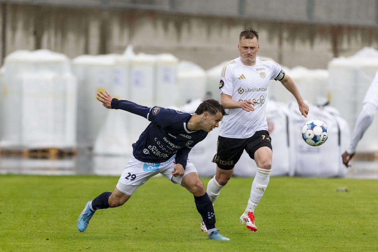SJK:n Rasmus Karjalainen (oik.) pelasi toukokuun lopussa Raatissa entistä seuraansa AC Oulua vastaan. Kuvassa hän kamppailee Santeri Silanderia vastaan.