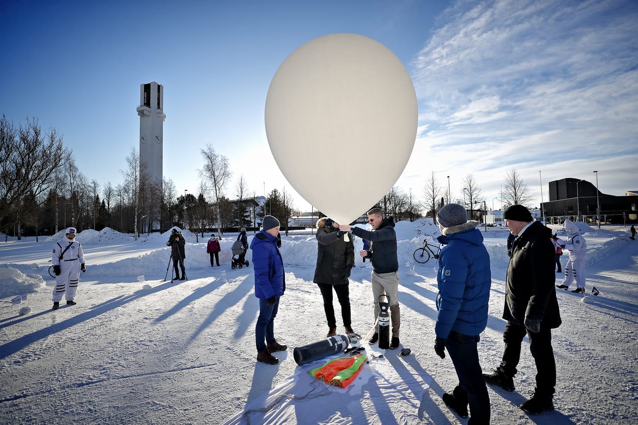 Seinäjoen Lakeudenpuistosta lähetettiin heliumpallolla kuljetettava satelliitin puinen testikappale stratosfääriin keskiviikkona.