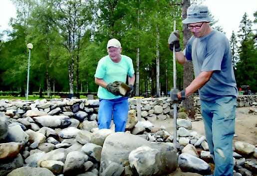Hyvä tulee. Raimo Pirhonen ja Juha Nyman rakentavat kiviaitaa Oulujoen hautausmaan kortteleihin. "Ensin tehdään pohja ja reunat, sitten täytetään keskusta ja päälle laitetaan kanervikkoa", Pirhonen kertoo.