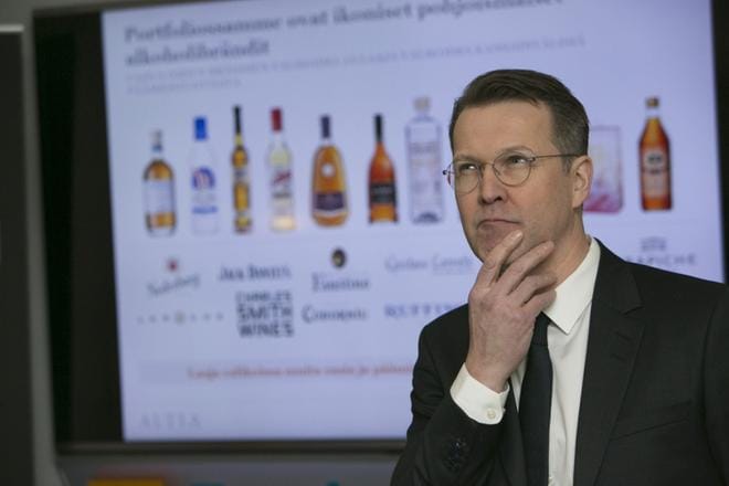 Altian toimitusjohtaja Pekka Tennilä esitteli yhtiön juomavalikoimaa ja listautumista pörssiin helmikuussa 2018. KUVA: Pekka Sipola / Compic