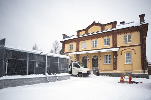 Sisäsatamaan tälle paikalle, jossa nyt on harmaa jätekatos ja sähkökaappi, suunnitellaan huoltorakennusta poikkeamisluvalla. Vaasan kaupunginhallituksen suunnittelujaosto ottaa asiaan kantaa ensi tiistaina. KUVA: MAIJA SAANIO