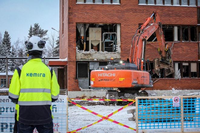 Purkujätteenä syntyy 50 miljoonaa kiloa tiiltä, betonia, villaa, puuta, metallia ja lasia. Rakennusjäte otetaan uusiokäyttöön, kierrätetään tai viedään hävitettäväksi. KUVAT: PAULA KASKIMAA