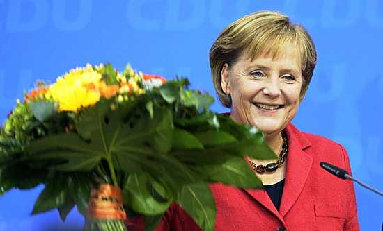 "Olemme saavuttaneet päämäärämme ja vakaan enemmistön uudelle hallitukselle", Merkel iloitsi, kun tulosennusteet julkistettiin.