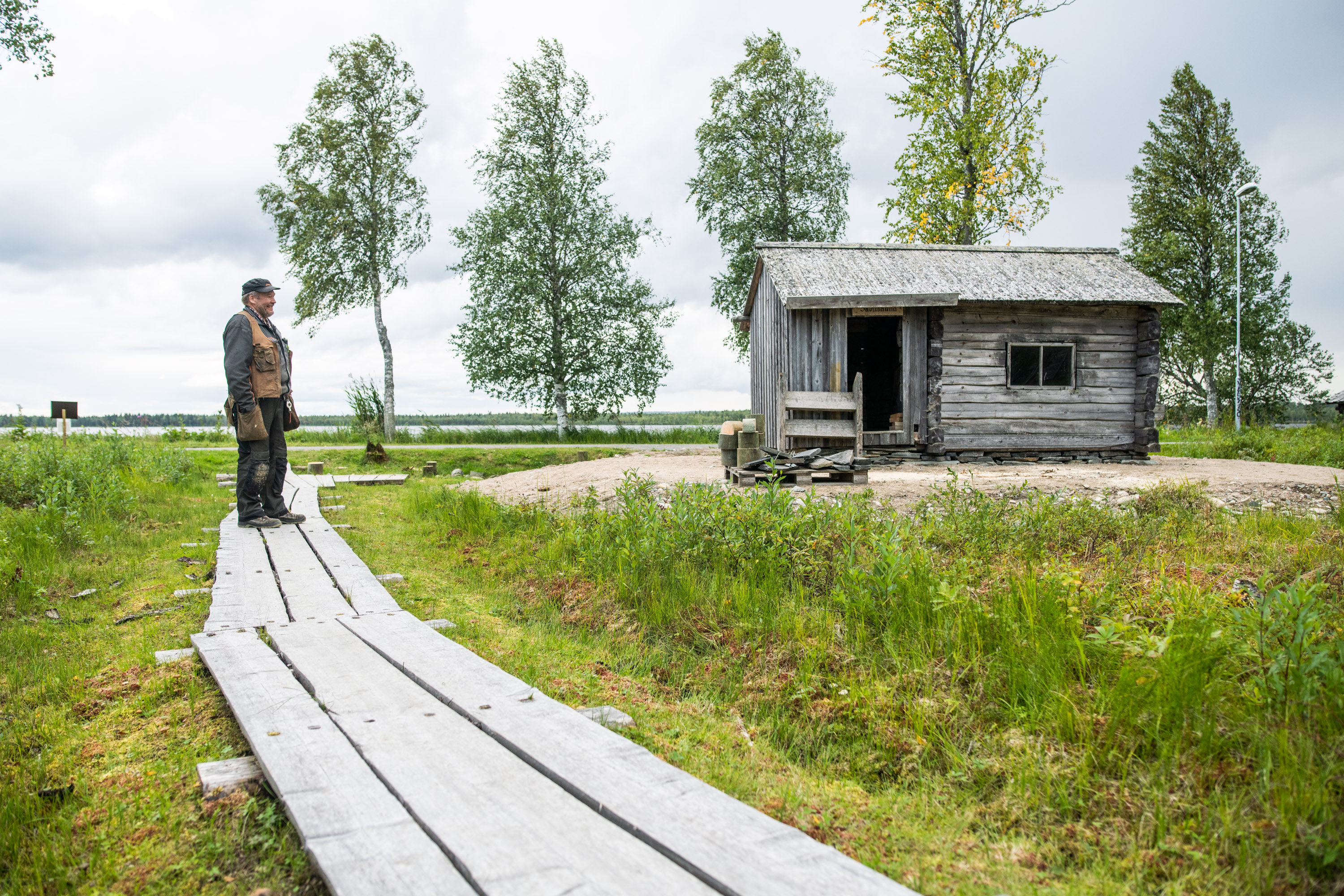 Savusauna on siirretty lähemmäksi maata peruspenkalle kivilajitelman päälle ja saunaan on tehty lattia. 