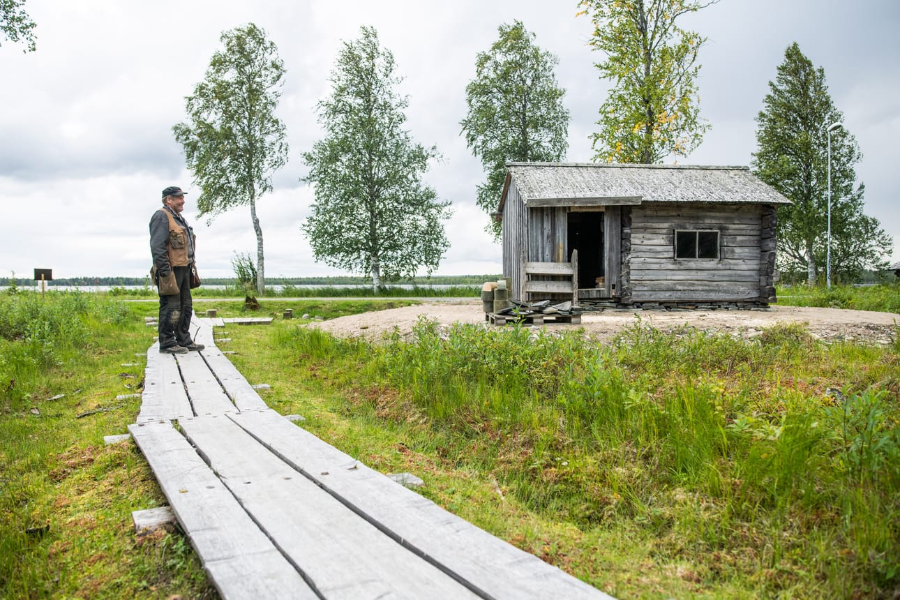 Savusauna on siirretty lähemmäksi maata peruspenkalle kivilajitelman päälle ja saunaan on tehty lattia.