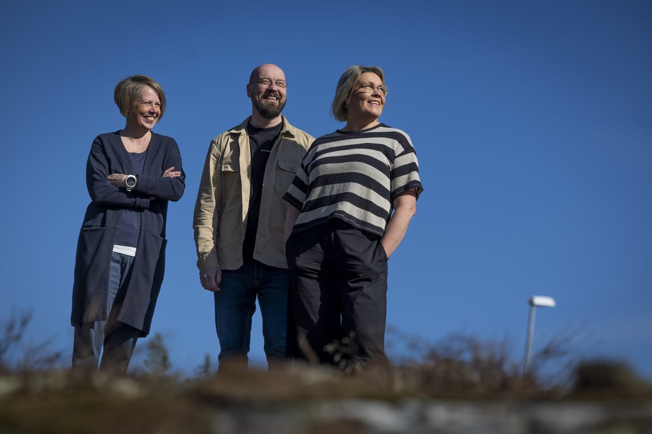 Minna Ijäs (vasemmalla), Harri Luoma ja Tiina Kuivamäki lukeutuvat Etelä-Pohjanmaan hyvinvointialueen työhyvinvointisuunnittelijoihin. Työhyvinvointitiimin tekemä työ on vaikuttanut siihen, että sairauspoissaolojen vähentymisellä hyvinvointialue on saavuttanut merkittäviä säästöjä.