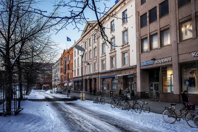 Harry Schaumans Stiftelse on myynyt kaikki kiinteistönsä Vaasan alatorilta. Osuuspankki jää vähemmistöomistajaksi pankkitiloihinsa Koy Vasa Commerceen. Kauppasummaa ei kerrottu. Kuva. ARKISTO